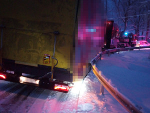 V hradeckém kraji sněžilo. Na silnicích je rozbředlý sníh, padaly stromy