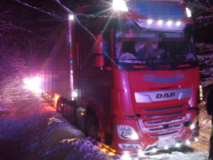 V hradeckém kraji sněžilo. Na silnicích je rozbředlý sníh, padaly stromy