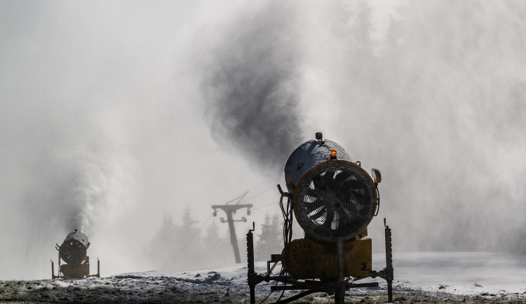 Na východě Čech začíná lyžařská sezona. Jako první se rozjede Černá hora.