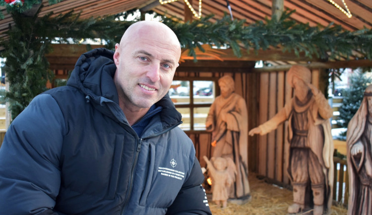 S každou sochou žil několik dnů. Řezbář Jiří Nekola vyrobil betlém pro České Budějovice