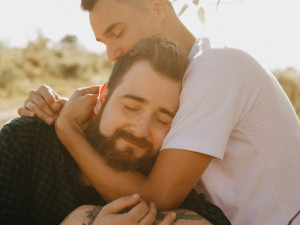 Češi jsou pro narovnání práv stejnopohlavních párů. Jen každý desátý by vynechal možnost adopce