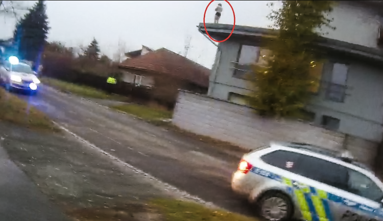 Muž na LSD vylezl v trenýrkách na střechu a začal hulákat. Když přijela hlídka, šel spát