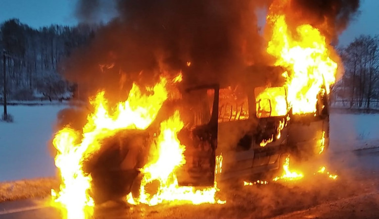 V Mladých Bukách lehl popelem mikrobus, naštěstí se požár obešel bez zranění
