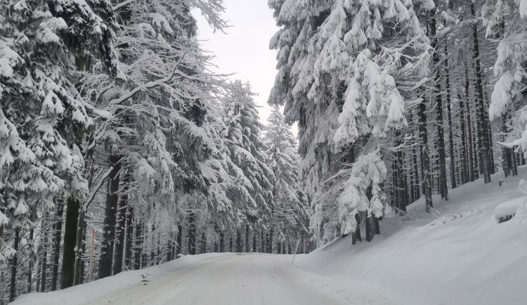 Na silnicích v Královéhradeckém kraji vrstva sněhu, vítr tvoří sněhové jazyky