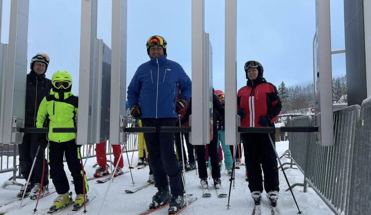 V Krkonoších o víkendu lyžovalo několik tisíc lidí. Na sjezdovkách je i přes metr sněhu
