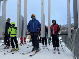 V Krkonoších o víkendu lyžovalo několik tisíc lidí. Na sjezdovkách je i přes metr sněhu
