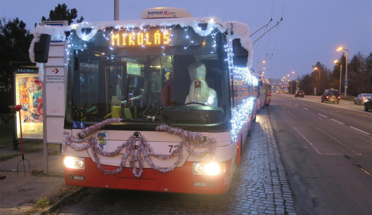Mikulášský trolejbus dneska vyrazí v Hradci Králové do terénu