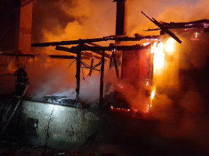 Majitelé mají na chalupě v Bartošovicích po zimní sezóně, škoda po požáru jde do milionů