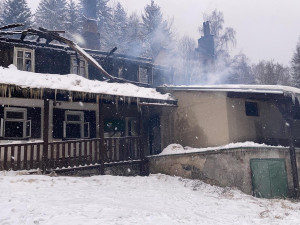 Majitelé mají na chalupě v Bartošovicích po zimní sezóně, škoda po požáru jde do milionů