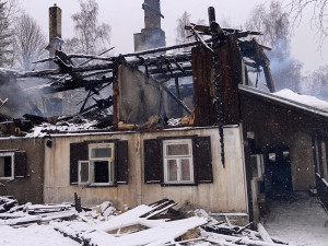 Majitelé mají na chalupě v Bartošovicích po zimní sezóně, škoda po požáru jde do milionů