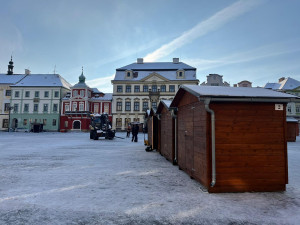 Na Velkém náměstí už se připravují vánoční trhy. Začnou v pátek