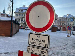 Na Velkém náměstí už se připravují vánoční trhy. Začnou v pátek