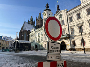 Na Velkém náměstí už se připravují vánoční trhy. Začnou v pátek