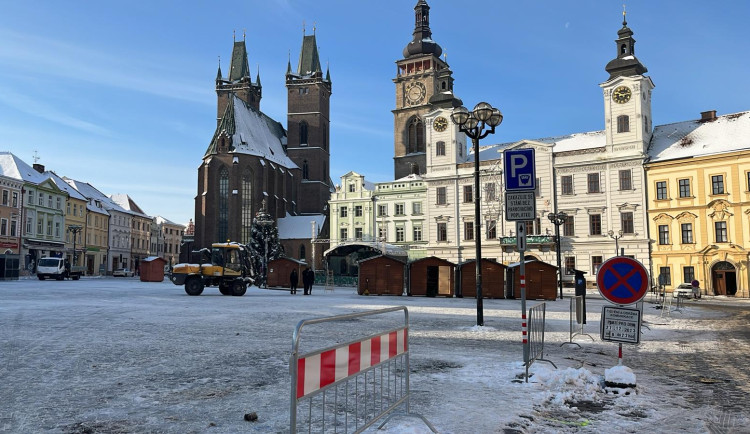 Na Velkém náměstí už se připravují vánoční trhy. Začnou v pátek