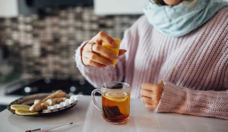 Jde odlišit covid od chřipky? Aktuální příznaky, léčba, prevence a kdy jít k lékaři