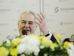 V hradeckém kraji byl naposledy prezident v roce 2017. Zemana vítalo několik stovek lidí