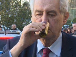 V hradeckém kraji byl naposledy prezident v roce 2017. Zemana vítalo několik stovek lidí