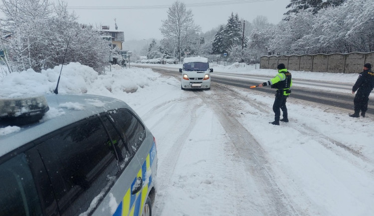 Sníh na střeše může řidiče vyjít až na dva tisíce korun. Před jízdou se nevyplatí spěchat, varuje policie