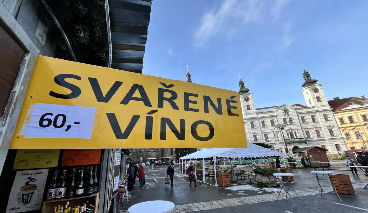 ANKETA: Svařák za šedesát, punč za padesát korun, v Hradci začaly vánoční trhy