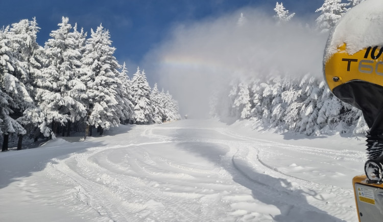 Tisíce lyžařů vyrazily na hory, lyžařská sezóna nabrala na obrátkách