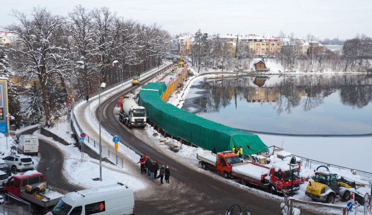 Sníh zkomplikoval otevření hráze Jordánu. Všichni usilují o splnění termínu, zní z Tábora
