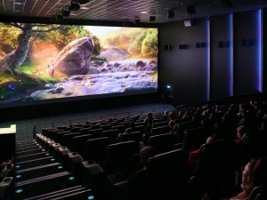 Zažijte film tak, jak jste ho ještě nezažili. Díky sálu Theatre Deluxe v multikině CineStar