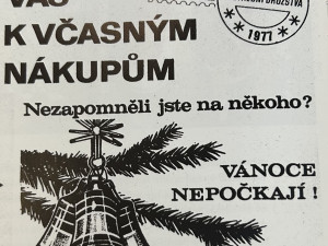 Balící papír z loňských Vánoc a dárky podpultovky. Jak vypadaly svátky v dobách minulých?