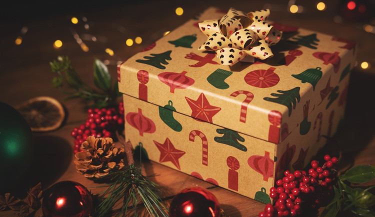 Vánoce budou letos skromnější, na dárcích bude šetřit 60 procent Čechů, tvrdí průzkum