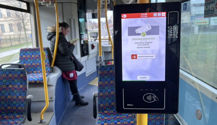 Mezi cestujícími MHD stoupá obliba platit jízdné kartou. Hradec zavedl tuto možnost nedávno