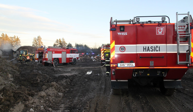 Desítky hasičů vyrazily k Borohrádku k požáru skládky