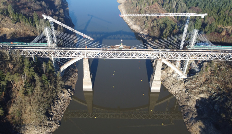 Betonáž oblouku nového mostu přes Orlík Skončila, je největší v Česku