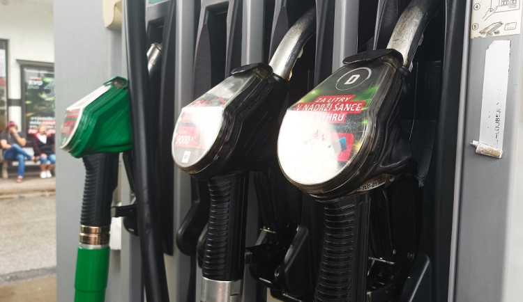 Řidiči tankují v Královéhradeckém kraji nejlevnější benzín za poslední dva roky