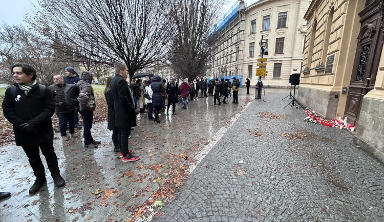 V centru Hradce Králové veřejnost uctila oběti včerejší střelby. Zazněla studentská hymna