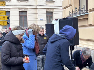 V centru Hradce Králové veřejnost uctila oběti včerejší střelby. Zazněla studentská hymna