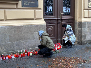 V centru Hradce Králové veřejnost uctila oběti včerejší střelby. Zazněla studentská hymna