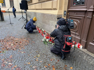 V centru Hradce Králové veřejnost uctila oběti včerejší střelby. Zazněla studentská hymna