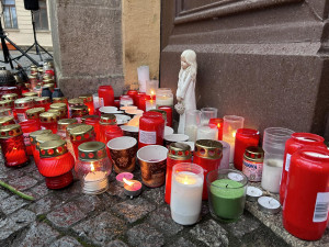 V centru Hradce Králové veřejnost uctila oběti včerejší střelby. Zazněla studentská hymna