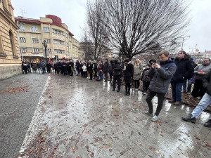 V centru Hradce Králové veřejnost uctila oběti včerejší střelby. Zazněla studentská hymna