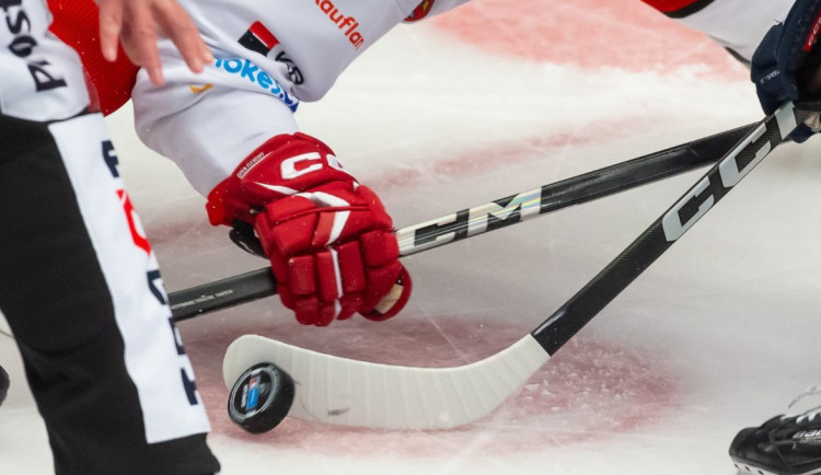 Hokej teď není důležitý, dnešní utkání hokejové extraligy se ruší. Hrát nebude ani Hradec Králové