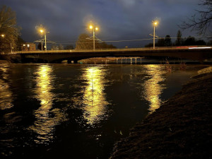 OBRAZEM: Hladiny řek v hradeckém kraji zaměstnávají hasiče. Voda se z koryta vylila i v Hradci Králové