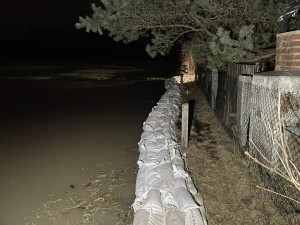 OBRAZEM: Hladiny řek v hradeckém kraji zaměstnávají hasiče. Voda se z koryta vylila i v Hradci Králové