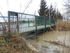 OBRAZEM: Hladiny řek v hradeckém kraji zaměstnávají hasiče. Voda se z koryta vylila i v Hradci Králové