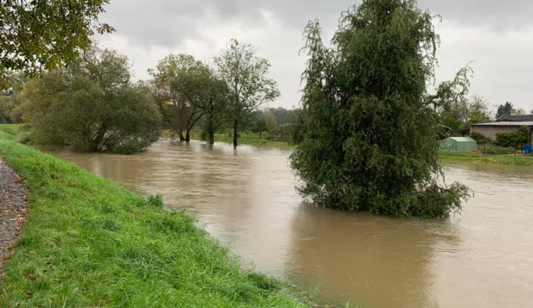 Deště a tání sněhu vzedmuly horní Labe v hradeckém kraji na 3. povodňový stupeň