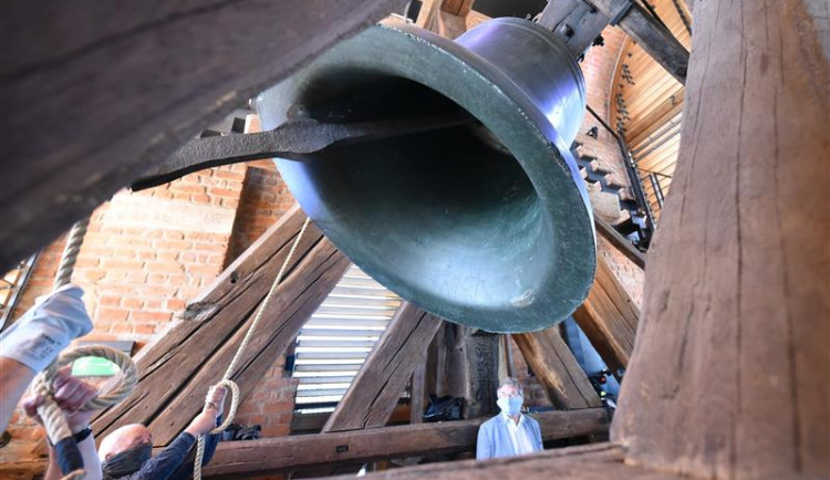 Hradecký zvon Augustin 1. ledna znít nebude. Na Štědrý den se utrhlo srdce zvonu