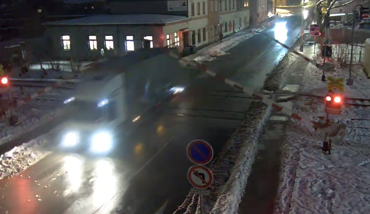 Řidič nerespektoval červenou a vjel na přejezd. Prorazil závory