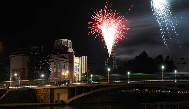 Ministr Rakušan vyzval ke zrušení ohňostrojů. Některá města v kraji program rušit nechtějí.