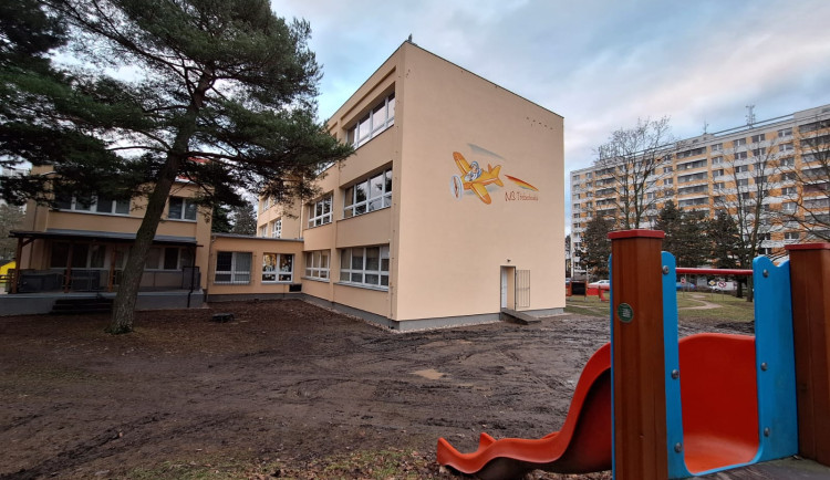 Školka Třebechovická se v Hradci dočkala opravy, na řadě je Pohádka