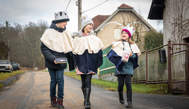 Začíná Tříkrálová sbírka. Do ulic se vydají tisíce koledníků
