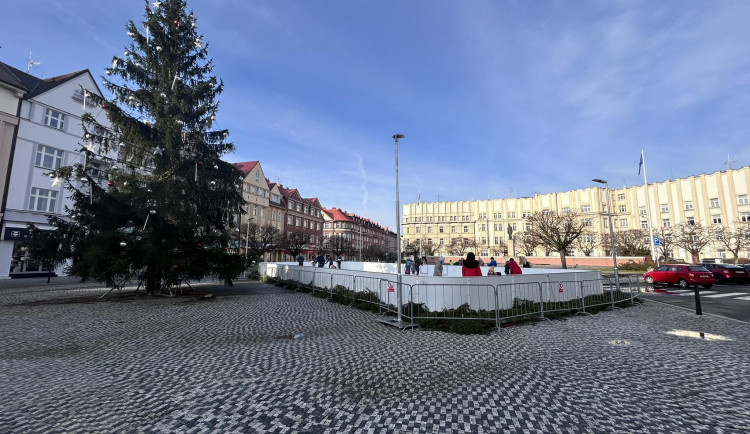Umělé kluziště v Hradci Králové se stěhuje. Další měsíc ho lidé najdou na Masarykově náměstí