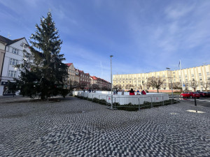 Umělé kluziště v Hradci Králové se stěhuje. Další měsíc ho lidé najdou na Masarykově náměstí